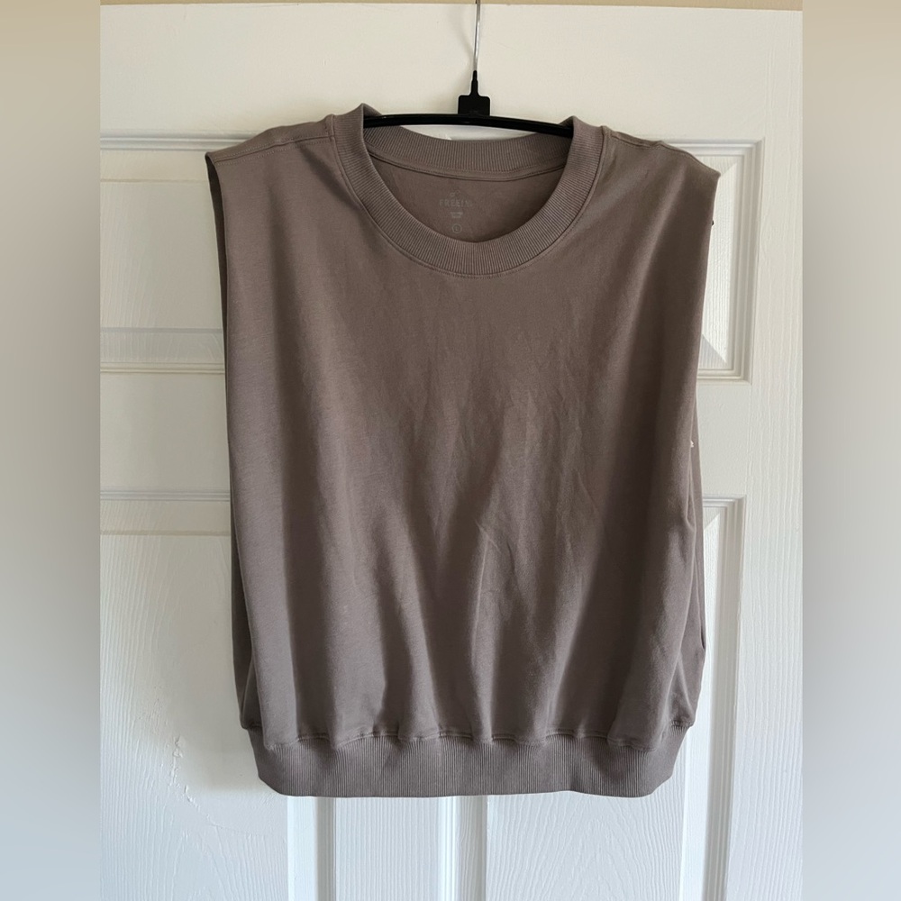 Women's Sleeveless Muscle Tee in Taupe